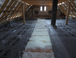 Zateplení stropu stávajícího rodinného domu pomocí foukané izolace